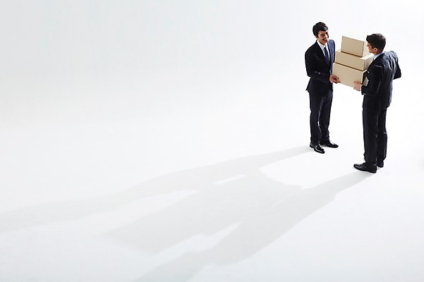 포토 JPG 스튜디오촬영 전신 서양인 외국인 백인 해외기획촬영 2012년태국 남자 비즈니스 실내 그림자 협상 서기 웃음 들기 사람 정장 성인 두명 옆모습 30대 상자 마주보기 거래 직장인 비즈니스맨 동료 열정 남자만 성인남자만 장년만 장년남자만 성인만 국내포토 직업 옷 감정 뷰포인트 관계 모션 표정 인종 내부 장년 파일형식