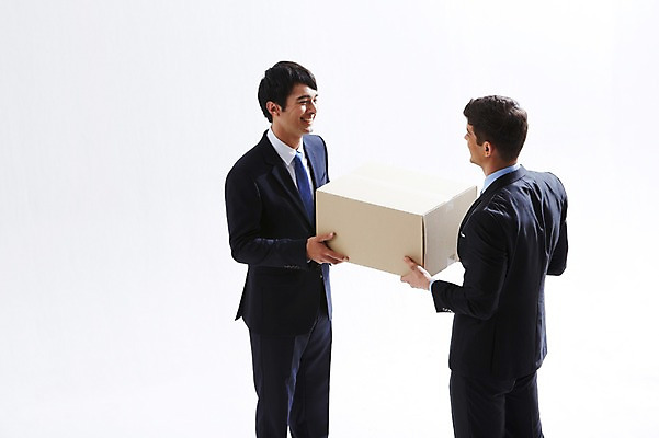 포토 JPG 스튜디오촬영 서양인 외국인 백인 해외기획촬영 2012년태국 남자 비즈니스 실내 협상 서기 웃음 들기 사람 정장 성인 두명 옆모습 30대 상자 마주보기 거래 직장인 비즈니스맨 동료 열정 남자만 성인남자만 장년만 장년남자만 성인만 국내포토 직업 옷 감정 뷰포인트 관계 모션 표정 인종 내부 장년 파일형식