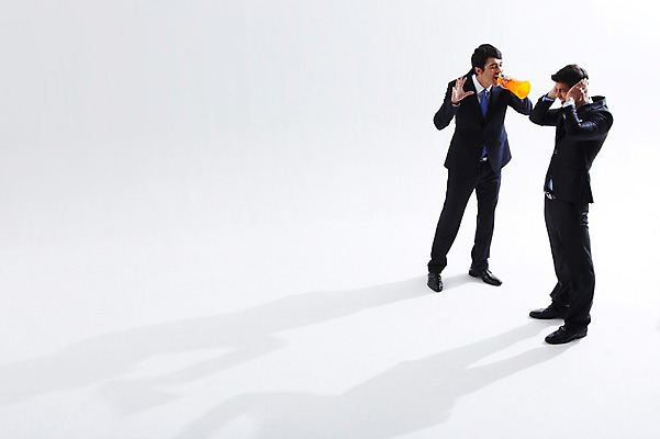 포토 JPG 스튜디오촬영 전신 서양인 외국인 백인 해외기획촬영 2012년태국 남자 비즈니스 실내 그림자 서기 들기 사람 정장 성인 두명 30대 확성기 외침 직장인 비즈니스맨 귀막기 동료 열정 시끄러움 소음 남자만 성인남자만 장년만 장년남자만 성인만 국내포토 직업 옷 감정 관계 모션 인종 손짓 내부 장년 소리 파일형식