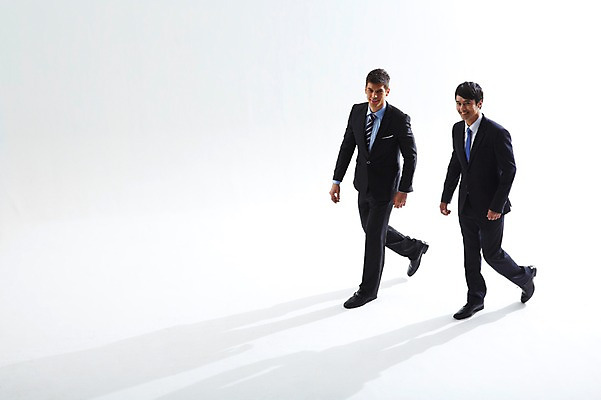 포토 JPG 스튜디오촬영 전신 서양인 외국인 백인 해외기획촬영 2012년태국 남자 비즈니스 실내 그림자 서기 웃음 사람 정장 성인 두명 옆모습 30대 걷기 직장인 비즈니스맨 동료 열정 남자만 성인남자만 장년만 장년남자만 성인만 국내포토 직업 옷 감정 뷰포인트 관계 모션 표정 인종 내부 장년 파일형식