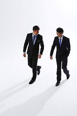 포토 JPG 스튜디오촬영 전신 서양인 외국인 백인 해외기획촬영 2012년태국 남자 비즈니스 실내 그림자 서기 웃음 사람 정장 성인 두명 앞모습 30대 마주보기 걷기 직장인 비즈니스맨 동료 열정 남자만 성인남자만 장년만 장년남자만 성인만 국내포토 직업 옷 감정 뷰포인트 관계 모션 표정 인종 내부 장년 파일형식