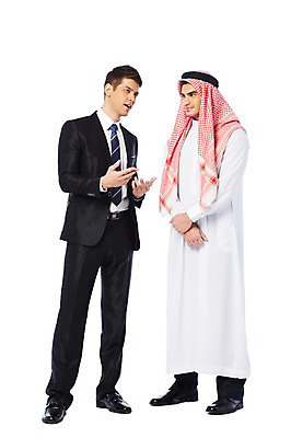 포토 JPG 스튜디오촬영 전신 서양인 외국인 백인 해외기획촬영 2012년태국 옷 남자 비즈니스 중동 실내 두건 대화 협상 서기 누끼 사람 정장 성인 두명 앞모습 30대 마주보기 스카프 거래 비즈니스맨 전통의상 이슬람교 아랍 케피에 칸두라 디슈다샤 고트라 아갈 중동인 남자만 성인남자만 장년만 장년남자만 성인만 국내포토 전통 나라 종교 뷰포인트 모션 말하기 인종 내부 장년 목도리 직장인 파일형식