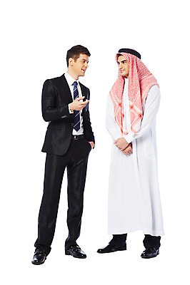 포토 JPG 스튜디오촬영 전신 서양인 외국인 백인 해외기획촬영 2012년태국 옷 남자 비즈니스 중동 실내 두건 대화 협상 서기 웃음 누끼 사람 정장 성인 두명 앞모습 30대 마주보기 스카프 거래 비즈니스맨 전통의상 이슬람교 아랍 케피에 칸두라 디슈다샤 고트라 아갈 중동인 남자만 성인남자만 장년만 장년남자만 성인만 국내포토 전통 나라 종교 뷰포인트 모션 표정 말하기 인종 내부 장년 목도리 직장인 파일형식