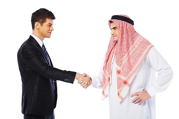 포토 JPG 스튜디오촬영 서양인 외국인 백인 해외기획촬영 2012년태국 옷 남자 허리손 비즈니스 중동 악수 실내 두건 협상 웃음 누끼 사람 정장 상반신 성인 두명 옆모습 30대 마주보기 손잡기 스카프 거래 비즈니스맨 전통의상 이슬람교 아랍 계약 케피에 칸두라 디슈다샤 고트라 아갈 중동인 남자만 성인남자만 장년만 장년남자만 성인만 국내포토 전통 나라 종교 뷰포인트 포즈 모션 표정 인종 손짓 내부 장년 목도리 직장인 파일형식