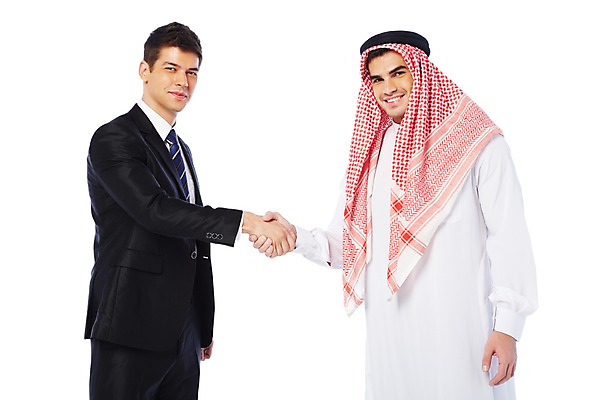 포토 JPG 스튜디오촬영 서양인 외국인 백인 해외기획촬영 2012년태국 옷 남자 비즈니스 중동 악수 실내 두건 협상 서기 웃음 누끼 사람 정장 상반신 성인 두명 옆모습 30대 손잡기 스카프 거래 비즈니스맨 전통의상 이슬람교 아랍 계약 케피에 칸두라 디슈다샤 고트라 아갈 중동인 남자만 성인남자만 장년만 장년남자만 성인만 국내포토 전통 나라 종교 뷰포인트 모션 표정 인종 손짓 내부 장년 목도리 직장인 파일형식