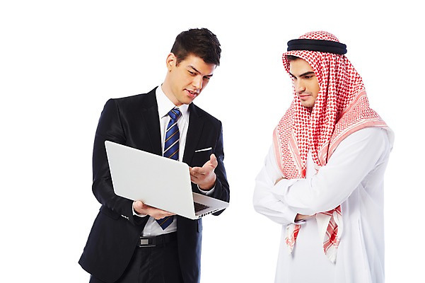 포토 JPG 스튜디오촬영 서양인 외국인 백인 해외기획촬영 응시 2012년태국 옷 남자 비즈니스 중동 실내 두건 협상 설명 들기 누끼 사람 정장 상반신 성인 두명 앞모습 30대 노트북 팔짱 스카프 거래 비즈니스맨 전통의상 이슬람교 아랍 보여주기 케피에 칸두라 디슈다샤 고트라 아갈 중동인 남자만 성인남자만 장년만 장년남자만 성인만 국내포토 전통 시선 나라 종교 뷰포인트 모션 인종 내부 장년 전자제품 목도리 직장인 파일형식