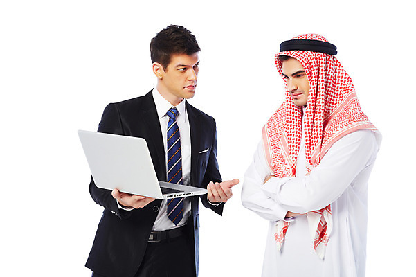 포토 JPG 스튜디오촬영 서양인 외국인 백인 해외기획촬영 응시 2012년태국 옷 남자 비즈니스 중동 실내 두건 협상 설명 들기 누끼 사람 정장 상반신 성인 두명 앞모습 30대 노트북 팔짱 스카프 거래 비즈니스맨 전통의상 이슬람교 아랍 보여주기 케피에 칸두라 디슈다샤 고트라 아갈 중동인 남자만 성인남자만 장년만 장년남자만 성인만 국내포토 전통 시선 나라 종교 뷰포인트 모션 인종 내부 장년 전자제품 목도리 직장인 파일형식