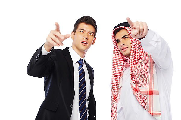 포토 JPG 스튜디오촬영 서양인 외국인 백인 해외기획촬영 응시 2012년태국 옷 남자 비즈니스 중동 실내 두건 협상 누끼 사람 정장 상반신 성인 두명 앞모습 30대 스카프 거래 가리킴 비즈니스맨 전통의상 이슬람교 아랍 케피에 칸두라 디슈다샤 고트라 아갈 중동인 남자만 성인남자만 장년만 장년남자만 성인만 국내포토 전통 시선 나라 종교 뷰포인트 인종 손짓 내부 장년 목도리 직장인 파일형식