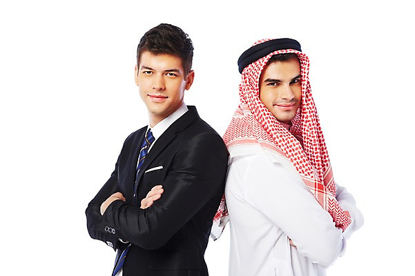포토 JPG 스튜디오촬영 서양인 외국인 백인 해외기획촬영 2012년태국 옷 남자 비즈니스 중동 실내 두건 협상 웃음 누끼 사람 정장 상반신 성인 두명 옆모습 30대 팔짱 스카프 거래 비즈니스맨 전통의상 이슬람교 아랍 케피에 칸두라 디슈다샤 고트라 아갈 중동인 남자만 성인남자만 장년만 장년남자만 성인만 국내포토 전통 나라 종교 뷰포인트 모션 표정 인종 내부 장년 목도리 직장인 파일형식