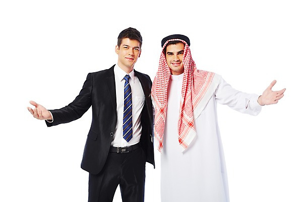 포토 JPG 스튜디오촬영 서양인 외국인 백인 해외기획촬영 2012년태국 옷 남자 비즈니스 중동 모션 팔벌리기 협력 실내 두건 협상 서기 웃음 누끼 사람 정장 손짓 상반신 성인 두명 앞모습 30대 스카프 거래 비즈니스맨 전통의상 이슬람교 아랍 케피에 칸두라 디슈다샤 고트라 아갈 중동인 남자만 성인남자만 장년만 장년남자만 성인만 국내포토 전통 나라 종교 뷰포인트 표정 인종 내부 장년 목도리 직장인 파일형식