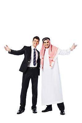 포토 JPG 스튜디오촬영 전신 서양인 외국인 백인 해외기획촬영 2012년태국 옷 남자 비즈니스 중동 모션 팔벌리기 협력 실내 두건 협상 서기 웃음 누끼 사람 정장 손짓 성인 두명 앞모습 30대 스카프 거래 비즈니스맨 전통의상 이슬람교 아랍 케피에 칸두라 디슈다샤 고트라 아갈 중동인 남자만 성인남자만 장년만 장년남자만 성인만 국내포토 전통 나라 종교 뷰포인트 표정 인종 내부 장년 목도리 직장인 파일형식