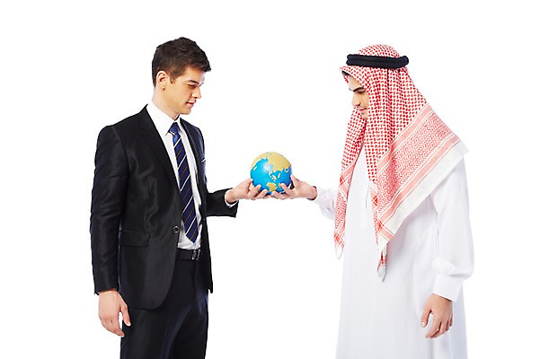 포토 JPG 스튜디오촬영 서양인 외국인 백인 해외기획촬영 응시 2012년태국 옷 남자 비즈니스 중동 협력 실내 두건 협상 서기 들기 누끼 사람 정장 상반신 성인 두명 옆모습 30대 글로벌 지구본 마주보기 글로벌비즈니스 스카프 거래 비즈니스맨 전통의상 이슬람교 아랍 케피에 칸두라 디슈다샤 고트라 아갈 중동인 남자만 성인남자만 장년만 장년남자만 성인만 국내포토 전통 시선 나라 종교 뷰포인트 모션 인종 내부 장년 목도리 직장인 파일형식