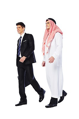 포토 JPG 스튜디오촬영 전신 서양인 외국인 백인 해외기획촬영 응시 2012년태국 옷 남자 서류가방 가방 비즈니스 중동 실내 두건 협상 서기 웃음 들기 누끼 사람 정장 성인 두명 옆모습 30대 걷기 스카프 거래 비즈니스맨 전통의상 이슬람교 아랍 케피에 칸두라 디슈다샤 고트라 아갈 중동인 남자만 성인남자만 장년만 장년남자만 성인만 국내포토 전통 시선 잡화 나라 종교 뷰포인트 모션 표정 인종 내부 장년 목도리 직장인 파일형식