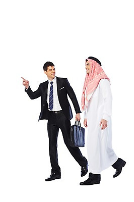 포토 JPG 스튜디오촬영 전신 서양인 외국인 백인 해외기획촬영 2012년태국 옷 남자 서류가방 가방 비즈니스 중동 실내 두건 협상 서기 웃음 들기 누끼 사람 정장 성인 두명 옆모습 30대 걷기 스카프 거래 가리킴 비즈니스맨 전통의상 이슬람교 아랍 케피에 칸두라 디슈다샤 고트라 아갈 중동인 남자만 성인남자만 장년만 장년남자만 성인만 국내포토 전통 잡화 나라 종교 뷰포인트 모션 표정 인종 손짓 내부 장년 목도리 직장인 파일형식