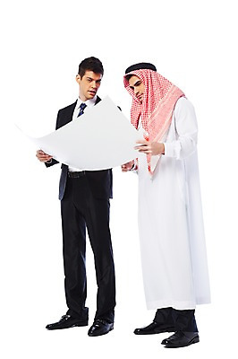 포토 JPG 스튜디오촬영 전신 서양인 외국인 백인 해외기획촬영 응시 2012년태국 옷 남자 건축 비즈니스 중동 실내 두건 협상 서기 들기 누끼 사람 정장 성인 두명 옆모습 30대 스카프 거래 설계도 비즈니스맨 전통의상 이슬람교 아랍 케피에 칸두라 디슈다샤 고트라 아갈 중동인 남자만 성인남자만 장년만 장년남자만 성인만 국내포토 전통 시선 나라 종교 뷰포인트 모션 건설업 인종 내부 장년 목도리 직장인 파일형식