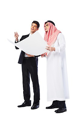 포토 JPG 스튜디오촬영 전신 서양인 외국인 백인 해외기획촬영 응시 2012년태국 옷 남자 건축 비즈니스 중동 실내 두건 협상 서기 웃음 들기 누끼 사람 정장 손짓 성인 두명 옆모습 30대 스카프 거래 설계도 비즈니스맨 전통의상 이슬람교 아랍 케피에 칸두라 디슈다샤 고트라 아갈 중동인 남자만 성인남자만 장년만 장년남자만 성인만 국내포토 전통 시선 나라 종교 뷰포인트 모션 건설업 표정 인종 내부 장년 목도리 직장인 파일형식
