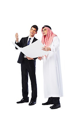 포토 JPG 스튜디오촬영 전신 서양인 외국인 백인 해외기획촬영 응시 2012년태국 옷 남자 건축 비즈니스 중동 실내 두건 협상 서기 웃음 들기 누끼 사람 정장 손짓 성인 두명 옆모습 30대 스카프 거래 설계도 비즈니스맨 전통의상 이슬람교 아랍 케피에 칸두라 디슈다샤 고트라 아갈 중동인 남자만 성인남자만 장년만 장년남자만 성인만 국내포토 전통 시선 나라 종교 뷰포인트 모션 건설업 표정 인종 내부 장년 목도리 직장인 파일형식