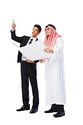 포토 JPG 스튜디오촬영 전신 서양인 외국인 백인 해외기획촬영 응시 2012년태국 옷 남자 건축 비즈니스 중동 실내 두건 협상 서기 들기 누끼 사람 정장 성인 두명 옆모습 30대 스카프 거래 설계도 가리킴 비즈니스맨 전통의상 이슬람교 아랍 케피에 칸두라 디슈다샤 고트라 아갈 중동인 남자만 성인남자만 장년만 장년남자만 성인만 국내포토 전통 시선 나라 종교 뷰포인트 모션 건설업 인종 손짓 내부 장년 목도리 직장인 파일형식