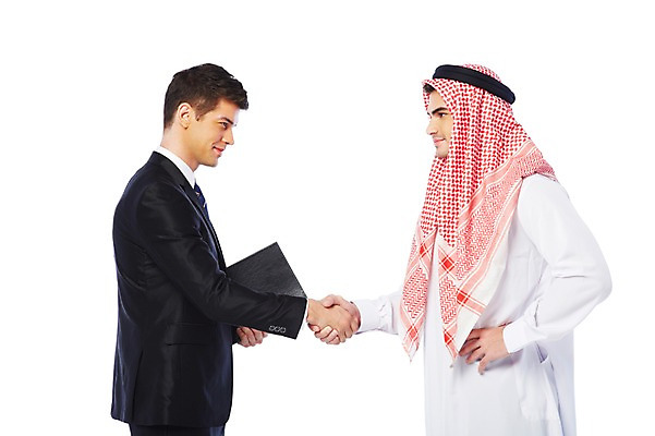 포토 JPG 스튜디오촬영 서양인 외국인 백인 해외기획촬영 2012년태국 옷 남자 비즈니스 중동 악수 실내 두건 협상 웃음 들기 누끼 사람 정장 상반신 성인 두명 옆모습 30대 마주보기 손잡기 스카프 거래 비즈니스맨 전통의상 이슬람교 아랍 계약 문서 파일 케피에 칸두라 디슈다샤 고트라 아갈 중동인 남자만 성인남자만 장년만 장년남자만 성인만 국내포토 전통 나라 종교 뷰포인트 모션 표정 인종 손짓 내부 장년 목도리 직장인 파일형식