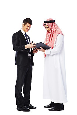 포토 JPG 스튜디오촬영 전신 서양인 외국인 백인 해외기획촬영 2012년태국 옷 남자 비즈니스 중동 실내 두건 협상 서기 웃음 들기 누끼 사람 정장 성인 두명 옆모습 30대 펜 스카프 거래 비즈니스맨 전통의상 이슬람교 아랍 계약 사인 문서 파일 계약서 케피에 칸두라 디슈다샤 고트라 아갈 중동인 사인_서명 남자만 성인남자만 장년만 장년남자만 성인만 국내포토 전통 나라 종교 뷰포인트 모션 표정 인종 내부 장년 필기구 목도리 직장인 서명 파일형식