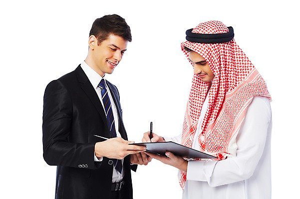 포토 JPG 스튜디오촬영 서양인 외국인 백인 해외기획촬영 2012년태국 옷 남자 비즈니스 중동 실내 두건 협상 웃음 들기 누끼 사람 정장 상반신 성인 두명 옆모습 30대 펜 스카프 거래 비즈니스맨 전통의상 이슬람교 아랍 계약 사인 문서 파일 계약서 케피에 칸두라 디슈다샤 고트라 아갈 중동인 사인_서명 남자만 성인남자만 장년만 장년남자만 성인만 국내포토 전통 나라 종교 뷰포인트 모션 표정 인종 내부 장년 필기구 목도리 직장인 서명 파일형식