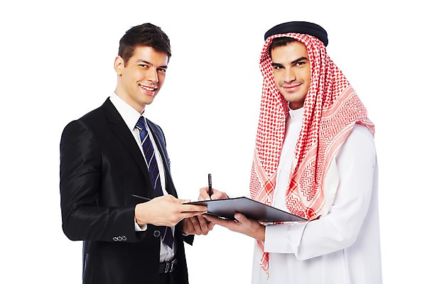 포토 JPG 스튜디오촬영 서양인 외국인 백인 해외기획촬영 2012년태국 옷 남자 비즈니스 중동 실내 두건 협상 웃음 들기 누끼 사람 정장 상반신 성인 두명 옆모습 30대 펜 스카프 거래 비즈니스맨 전통의상 이슬람교 아랍 계약 사인 문서 파일 계약서 케피에 칸두라 디슈다샤 고트라 아갈 중동인 사인_서명 남자만 성인남자만 장년만 장년남자만 성인만 국내포토 전통 나라 종교 뷰포인트 모션 표정 인종 내부 장년 필기구 목도리 직장인 서명 파일형식