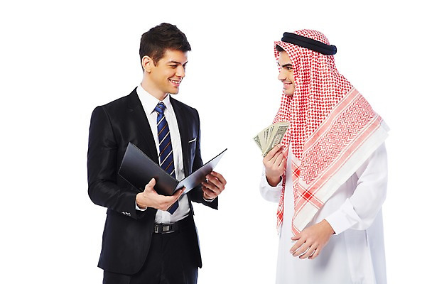 포토 JPG 스튜디오촬영 서양인 외국인 백인 해외기획촬영 응시 2012년태국 옷 남자 지폐 돈 비즈니스 중동 실내 두건 협상 웃음 들기 누끼 사람 정장 상반신 성인 두명 옆모습 30대 금융 경제 마주보기 달러 스카프 거래 비즈니스맨 전통의상 이슬람교 아랍 문서 파일 케피에 칸두라 디슈다샤 고트라 아갈 중동인 남자만 성인남자만 장년만 장년남자만 성인만 국내포토 전통 시선 나라 종교 뷰포인트 모션 표정 인종 내부 장년 목도리 직장인 재산 파일형식