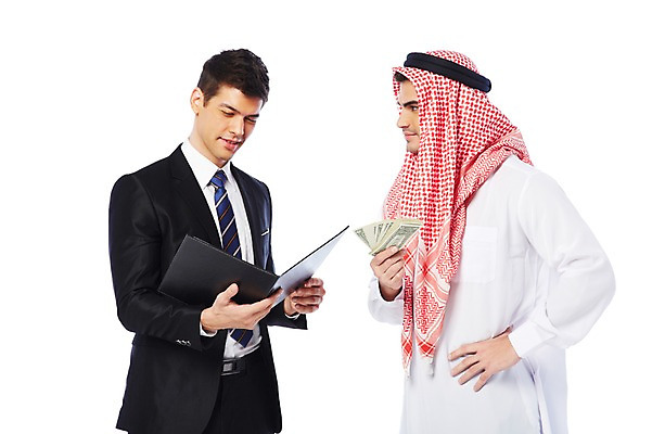 포토 JPG 스튜디오촬영 서양인 외국인 백인 해외기획촬영 응시 2012년태국 옷 남자 지폐 돈 비즈니스 중동 실내 두건 협상 들기 누끼 사람 정장 상반신 성인 두명 옆모습 30대 금융 경제 달러 스카프 거래 비즈니스맨 전통의상 이슬람교 아랍 문서 파일 케피에 칸두라 디슈다샤 고트라 아갈 중동인 남자만 성인남자만 장년만 장년남자만 성인만 국내포토 전통 시선 나라 종교 뷰포인트 모션 인종 내부 장년 목도리 직장인 재산 파일형식