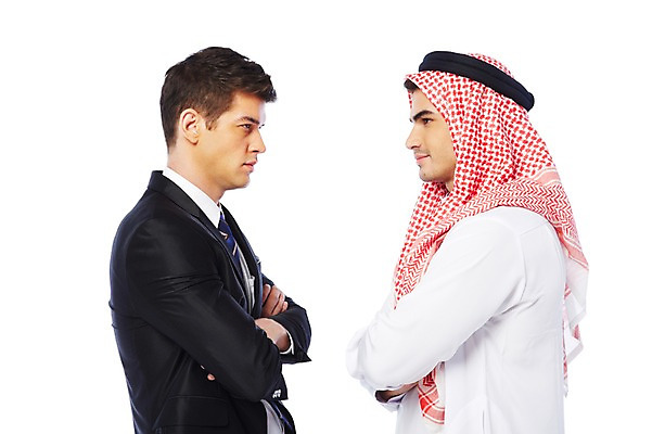 포토 JPG 스튜디오촬영 서양인 외국인 백인 해외기획촬영 2012년태국 옷 남자 비즈니스 중동 실내 두건 협상 누끼 사람 정장 상반신 성인 두명 옆모습 30대 마주보기 팔짱 스카프 경쟁 거래 비즈니스맨 전통의상 이슬람교 아랍 케피에 칸두라 디슈다샤 고트라 아갈 중동인 남자만 성인남자만 장년만 장년남자만 성인만 국내포토 전통 나라 종교 뷰포인트 컨셉 모션 인종 내부 장년 목도리 직장인 파일형식