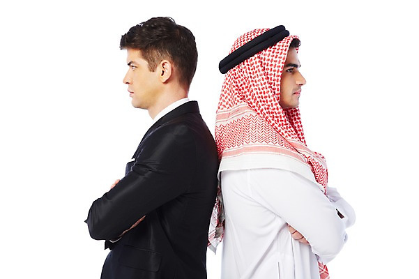 포토 JPG 스튜디오촬영 서양인 외국인 백인 해외기획촬영 2012년태국 옷 남자 비즈니스 중동 실내 두건 협상 누끼 사람 정장 상반신 성인 두명 옆모습 30대 팔짱 스카프 거래 등맞대기 비즈니스맨 전통의상 이슬람교 아랍 싸움 케피에 칸두라 디슈다샤 고트라 아갈 중동인 남자만 성인남자만 장년만 장년남자만 성인만 국내포토 전통 나라 종교 뷰포인트 모션 인종 내부 장년 목도리 직장인 파일형식