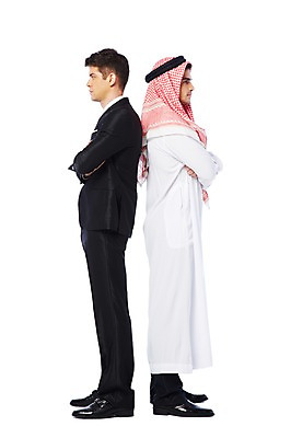 포토 JPG 스튜디오촬영 전신 서양인 외국인 백인 해외기획촬영 2012년태국 옷 남자 비즈니스 중동 실내 두건 협상 서기 누끼 사람 정장 성인 두명 옆모습 30대 팔짱 스카프 거래 등맞대기 비즈니스맨 전통의상 이슬람교 아랍 싸움 케피에 칸두라 디슈다샤 고트라 아갈 중동인 남자만 성인남자만 장년만 장년남자만 성인만 국내포토 전통 나라 종교 뷰포인트 모션 인종 내부 장년 목도리 직장인 파일형식