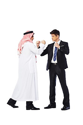 포토 JPG 스튜디오촬영 전신 서양인 외국인 백인 해외기획촬영 2012년태국 옷 남자 비즈니스 중동 실내 두건 협상 서기 누끼 사람 정장 성인 두명 옆모습 30대 마주보기 스카프 경쟁 주먹 거래 비즈니스맨 전통의상 이슬람교 아랍 싸움 케피에 칸두라 디슈다샤 고트라 아갈 중동인 남자만 성인남자만 장년만 장년남자만 성인만 국내포토 전통 나라 종교 뷰포인트 컨셉 모션 인종 내부 장년 목도리 직장인 파일형식