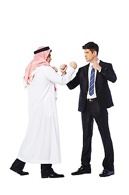 포토 JPG 스튜디오촬영 전신 서양인 외국인 백인 해외기획촬영 2012년태국 옷 남자 비즈니스 중동 실내 두건 협상 서기 누끼 사람 정장 성인 두명 옆모습 30대 마주보기 스카프 경쟁 주먹 거래 비즈니스맨 전통의상 이슬람교 아랍 싸움 케피에 칸두라 디슈다샤 고트라 아갈 중동인 남자만 성인남자만 장년만 장년남자만 성인만 국내포토 전통 나라 종교 뷰포인트 컨셉 모션 인종 내부 장년 목도리 직장인 파일형식
