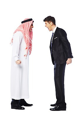 포토 JPG 스튜디오촬영 전신 서양인 외국인 백인 해외기획촬영 2012년태국 옷 남자 비즈니스 중동 실내 두건 협상 서기 누끼 사람 정장 성인 두명 옆모습 30대 마주보기 스카프 경쟁 외침 거래 비즈니스맨 찡그림 전통의상 이슬람교 아랍 싸움 케피에 칸두라 디슈다샤 고트라 아갈 중동인 남자만 성인남자만 장년만 장년남자만 성인만 국내포토 전통 나라 종교 뷰포인트 컨셉 모션 표정 인종 내부 장년 목도리 소리 직장인 파일형식