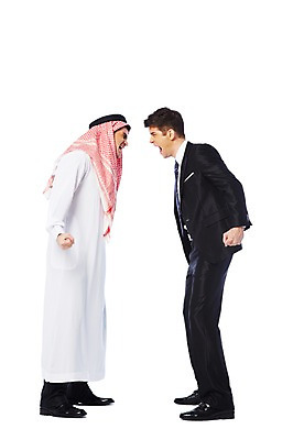 포토 JPG 스튜디오촬영 전신 서양인 외국인 백인 해외기획촬영 2012년태국 옷 남자 비즈니스 중동 실내 두건 협상 서기 누끼 사람 정장 성인 두명 옆모습 30대 마주보기 스카프 경쟁 외침 거래 비즈니스맨 찡그림 전통의상 이슬람교 아랍 싸움 케피에 칸두라 디슈다샤 고트라 아갈 중동인 남자만 성인남자만 장년만 장년남자만 성인만 국내포토 전통 나라 종교 뷰포인트 컨셉 모션 표정 인종 내부 장년 목도리 소리 직장인 파일형식