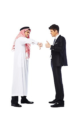 포토 JPG 스튜디오촬영 전신 서양인 외국인 백인 해외기획촬영 2012년태국 옷 남자 비즈니스 중동 실내 두건 협상 서기 웃음 누끼 사람 정장 손짓 성인 두명 옆모습 30대 마주보기 스카프 거래 최고 비즈니스맨 전통의상 이슬람교 아랍 케피에 칸두라 디슈다샤 고트라 아갈 중동인 최저 남자만 성인남자만 장년만 장년남자만 성인만 국내포토 전통 나라 종교 뷰포인트 모션 표정 인종 내부 장년 목도리 직장인 파일형식