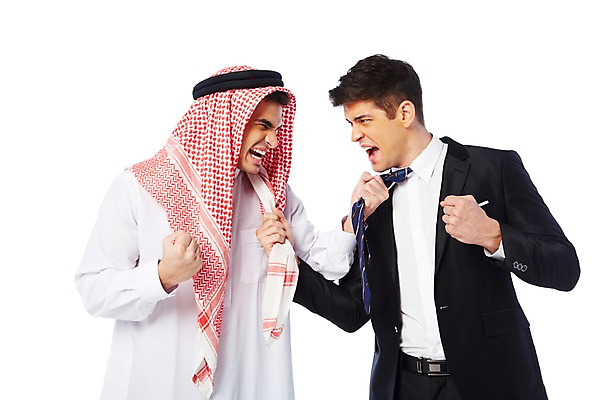 포토 JPG 스튜디오촬영 서양인 외국인 백인 해외기획촬영 2012년태국 옷 남자 비즈니스 중동 실내 두건 협상 누끼 사람 정장 상반신 성인 두명 옆모습 30대 마주보기 스카프 경쟁 주먹 거래 비즈니스맨 찡그림 전통의상 이슬람교 아랍 싸움 케피에 칸두라 디슈다샤 고트라 아갈 멱살 중동인 남자만 성인남자만 장년만 장년남자만 성인만 국내포토 전통 나라 종교 뷰포인트 컨셉 모션 표정 인종 내부 장년 목도리 직장인 파일형식