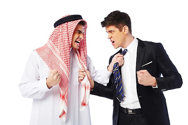 포토 JPG 스튜디오촬영 서양인 외국인 백인 해외기획촬영 2012년태국 옷 남자 비즈니스 중동 실내 두건 협상 누끼 사람 정장 상반신 성인 두명 옆모습 30대 마주보기 스카프 경쟁 주먹 거래 비즈니스맨 찡그림 전통의상 이슬람교 아랍 싸움 케피에 칸두라 디슈다샤 고트라 아갈 멱살 중동인 남자만 성인남자만 장년만 장년남자만 성인만 국내포토 전통 나라 종교 뷰포인트 컨셉 모션 표정 인종 내부 장년 목도리 직장인 파일형식