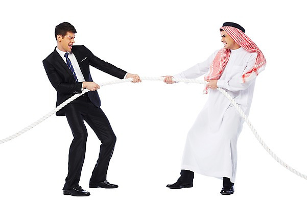 포토 JPG 스튜디오촬영 전신 서양인 외국인 백인 해외기획촬영 2012년태국 옷 남자 밧줄 줄 비즈니스 중동 실내 두건 협상 서기 누끼 사람 정장 성인 두명 옆모습 30대 마주보기 스카프 경쟁 거래 비즈니스맨 찡그림 당기기 전통의상 이슬람교 아랍 싸움 줄다리기 케피에 칸두라 디슈다샤 고트라 아갈 중동인 남자만 성인남자만 장년만 장년남자만 성인만 국내포토 전통 나라 종교 뷰포인트 컨셉 모션 놀이 표정 인종 내부 장년 목도리 직장인 파일형식