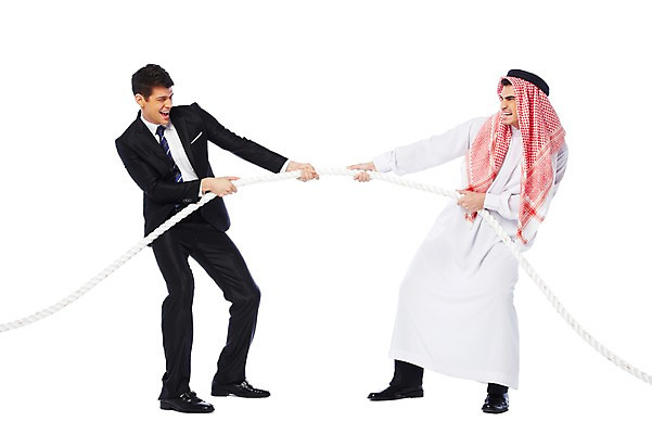 포토 JPG 스튜디오촬영 전신 서양인 외국인 백인 해외기획촬영 2012년태국 옷 남자 밧줄 줄 비즈니스 중동 실내 두건 협상 서기 누끼 사람 정장 성인 두명 옆모습 30대 마주보기 스카프 경쟁 거래 비즈니스맨 찡그림 당기기 전통의상 이슬람교 아랍 싸움 줄다리기 케피에 칸두라 디슈다샤 고트라 아갈 중동인 남자만 성인남자만 장년만 장년남자만 성인만 국내포토 전통 나라 종교 뷰포인트 컨셉 모션 놀이 표정 인종 내부 장년 목도리 직장인 파일형식