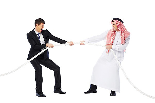 포토 JPG 스튜디오촬영 전신 서양인 외국인 백인 해외기획촬영 2012년태국 옷 남자 밧줄 줄 비즈니스 중동 실내 두건 협상 서기 누끼 사람 정장 성인 두명 옆모습 30대 마주보기 스카프 경쟁 거래 비즈니스맨 찡그림 당기기 전통의상 이슬람교 아랍 싸움 줄다리기 케피에 칸두라 디슈다샤 고트라 아갈 중동인 남자만 성인남자만 장년만 장년남자만 성인만 국내포토 전통 나라 종교 뷰포인트 컨셉 모션 놀이 표정 인종 내부 장년 목도리 직장인 파일형식