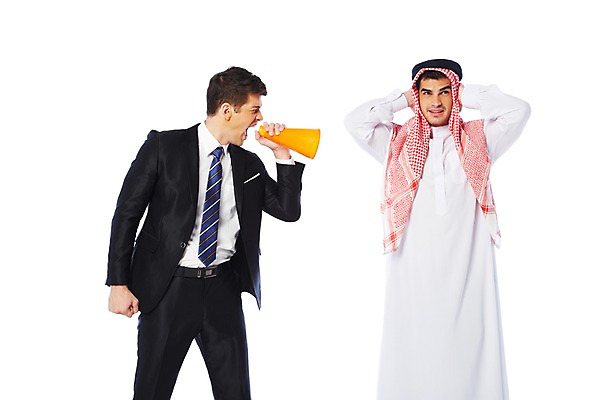 포토 JPG 스튜디오촬영 서양인 외국인 백인 해외기획촬영 2012년태국 옷 남자 비즈니스 중동 실내 두건 서기 들기 누끼 사람 정장 성인 두명 앞모습 30대 스카프 확성기 외침 비즈니스맨 전통의상 이슬람교 귀막기 아랍 시끄러움 소음 케피에 칸두라 디슈다샤 고트라 아갈 중동인 남자만 성인남자만 장년만 장년남자만 성인만 국내포토 전통 나라 종교 뷰포인트 모션 인종 손짓 내부 장년 목도리 소리 직장인 파일형식