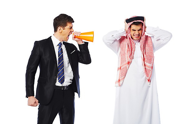 포토 JPG 스튜디오촬영 서양인 외국인 백인 해외기획촬영 2012년태국 옷 남자 비즈니스 중동 실내 두건 서기 들기 누끼 사람 정장 성인 두명 앞모습 30대 스카프 확성기 외침 비즈니스맨 찡그림 전통의상 이슬람교 귀막기 아랍 시끄러움 소음 케피에 칸두라 디슈다샤 고트라 아갈 중동인 남자만 성인남자만 장년만 장년남자만 성인만 국내포토 전통 나라 종교 뷰포인트 모션 표정 인종 손짓 내부 장년 목도리 소리 직장인 파일형식