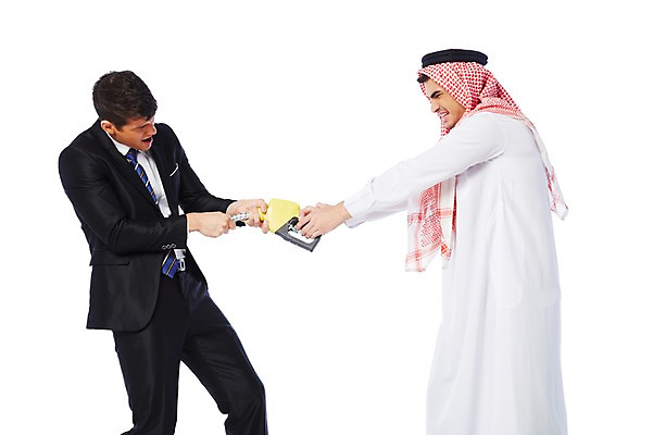 포토 JPG 스튜디오촬영 서양인 외국인 백인 해외기획촬영 2012년태국 옷 남자 비즈니스 중동 실내 두건 협상 서기 들기 누끼 사람 정장 성인 두명 옆모습 30대 마주보기 스카프 경쟁 거래 비즈니스맨 휘발유 석유 전통의상 이슬람교 아랍 싸움 주유기 케피에 칸두라 디슈다샤 고트라 아갈 중동인 남자만 성인남자만 장년만 장년남자만 성인만 국내포토 전통 나라 종교 뷰포인트 컨셉 모션 인종 내부 장년 목도리 기계 직장인 주유 파일형식