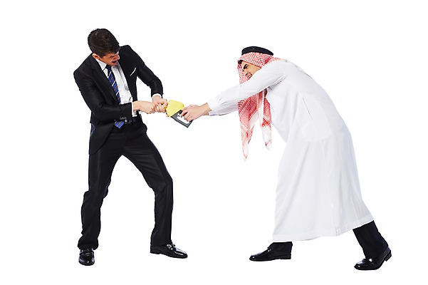 포토 JPG 스튜디오촬영 전신 서양인 외국인 백인 해외기획촬영 2012년태국 옷 남자 비즈니스 중동 실내 두건 협상 서기 들기 누끼 사람 정장 성인 두명 옆모습 30대 마주보기 스카프 경쟁 거래 비즈니스맨 휘발유 석유 전통의상 이슬람교 아랍 싸움 주유기 케피에 칸두라 디슈다샤 고트라 아갈 중동인 남자만 성인남자만 장년만 장년남자만 성인만 국내포토 전통 나라 종교 뷰포인트 컨셉 모션 인종 내부 장년 목도리 기계 직장인 주유 파일형식