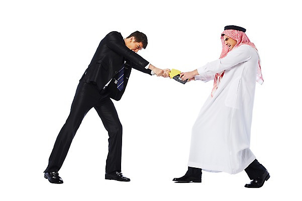 포토 JPG 스튜디오촬영 전신 서양인 외국인 백인 해외기획촬영 2012년태국 옷 남자 비즈니스 중동 실내 두건 협상 서기 들기 누끼 사람 정장 성인 두명 옆모습 30대 마주보기 스카프 경쟁 거래 비즈니스맨 휘발유 석유 전통의상 이슬람교 아랍 싸움 주유기 케피에 칸두라 디슈다샤 고트라 아갈 중동인 남자만 성인남자만 장년만 장년남자만 성인만 국내포토 전통 나라 종교 뷰포인트 컨셉 모션 인종 내부 장년 목도리 기계 직장인 주유 파일형식