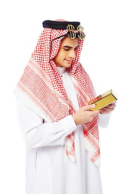 포토 JPG 스튜디오촬영 외국인 해외기획촬영 응시 2012년태국 옷 남자 안경 비즈니스 중동 실내 두건 한명 들기 누끼 사람 상반신 성인 옆모습 30대 금융 경제 선글라스 달러 스카프 전통의상 이슬람교 아랍 금괴 케피에 칸두라 디슈다샤 고트라 아갈 중동인 남자만 남자한명만 성인남자만 성인한명만 성인남자한명만 장년만 장년남자만 장년남자한명만 성인만 국내포토 1 전통 시선 잡화 나라 종교 뷰포인트 돈 모션 인종 내부 장년 목도리 황금 파일형식