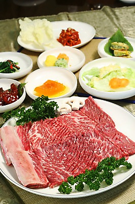 포토 JPG 그릇 접시 채소 식탁 반찬 파슬리 생고기 사람없음 버섯 샐러드 배추 갈비 부침개 칼집 게장 무생절이 국내포토 식기 한식 음식 탁자 육류 게요리 파일형식