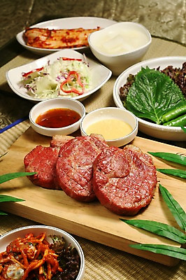 포토 JPG 한식 음식 채소 고추 나뭇잎 김치 육류 사람없음 샐러드 양념 상추 구이 돗자리 쌈 깻잎 물김치 무생절이 국내포토 잎 식재료 파일형식