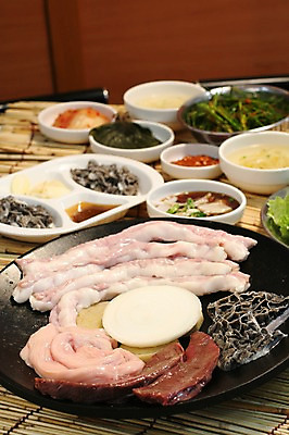 포토 JPG 그릇 접시 한식 음식 채소 반찬 양파 육류 사람없음 내장 장기 상추 쌈 국 철판 곱창 막창 국내포토 식기 신체 식재료 파일형식
